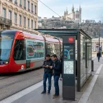 planifiez facilement vos trajets à lyon avec l'itinéraire tcl. consultez les horaires en temps réel pour optimiser vos déplacements en toute simplicité.