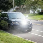 découvrez si un radar de voiture banalisée peut flasher avant ou arrière et comment cela impacte les contrôles de vitesse.